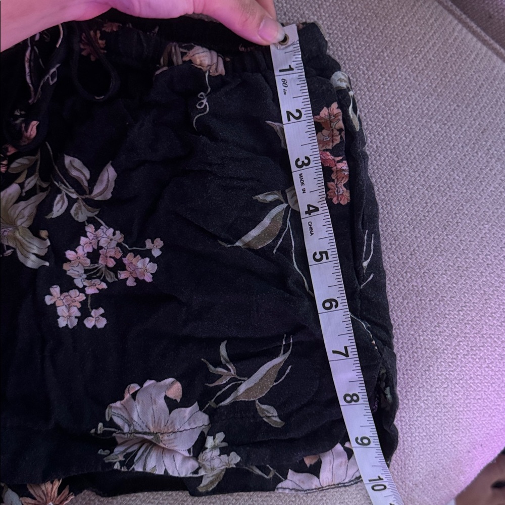 Brandy Melville Stretchy Floral Shorts - Picture 6 of 7